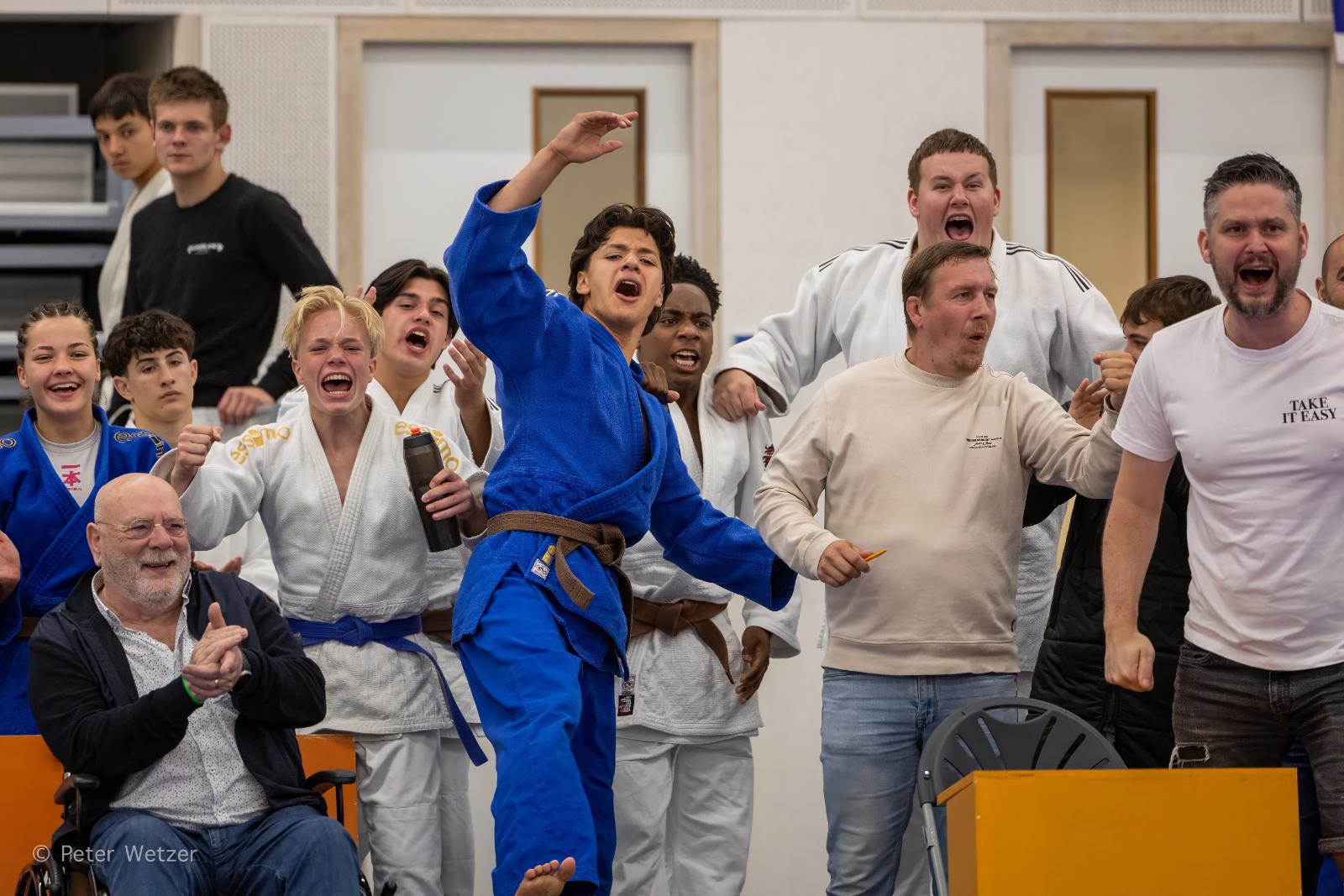 PW1E1A4040